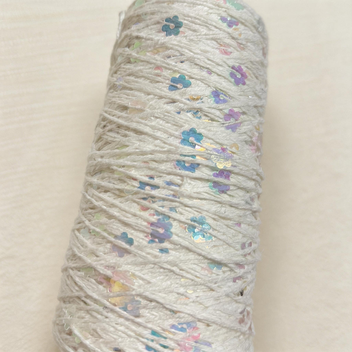 【綿100％】Twinkle Flower Yarn（トゥインクルフラワーヤーン）50g｜花モチーフのスパンコールがきらめくコットン糸｜全8色｜単体でも引き揃えでも映える特別な1玉