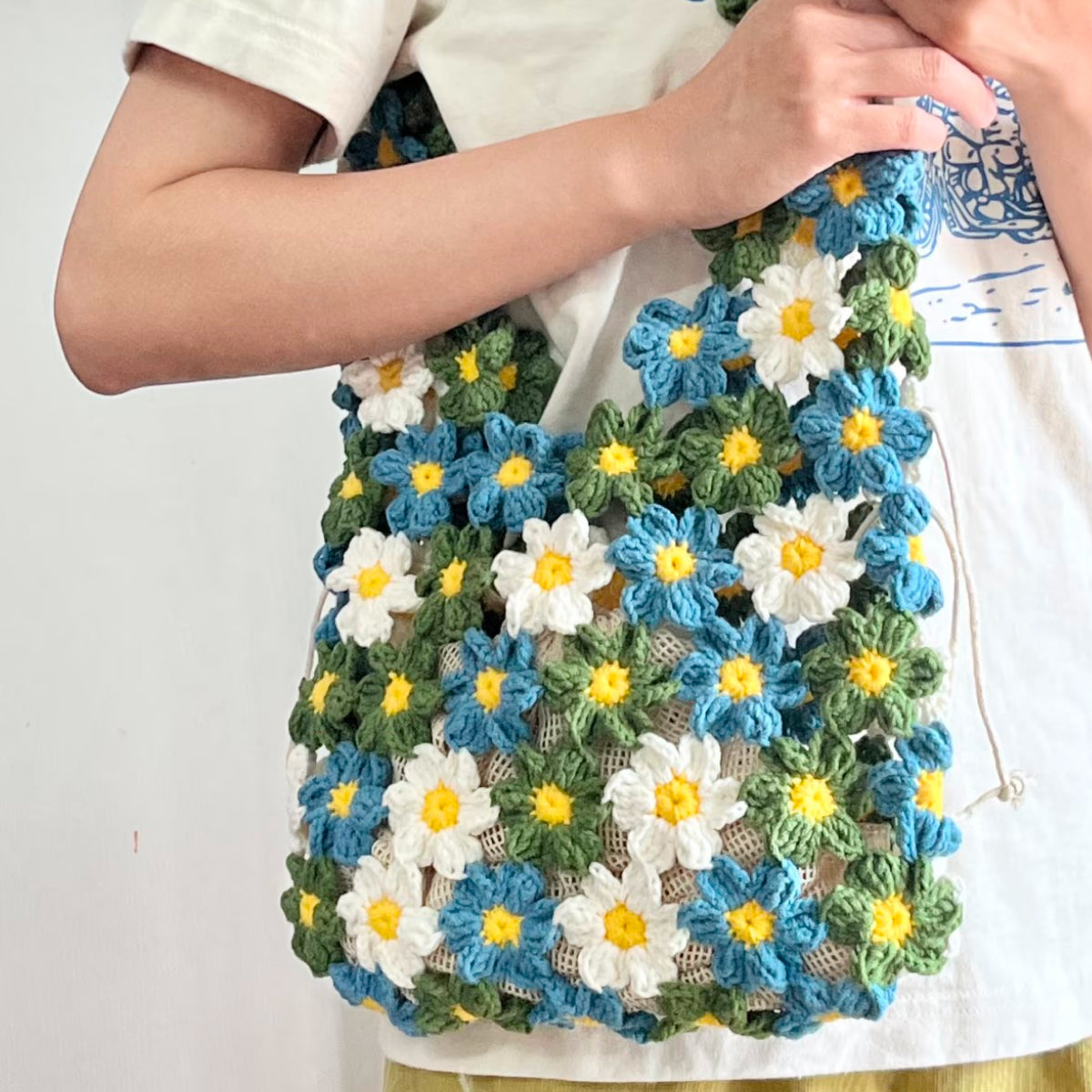 【手編みキット】花畑バッグ ｜インナーバッグ付き｜ぷっくりお花のモチーフ編みトートバッグ｜まるで持ち歩く花束｜春 夏 デイジーバッグ 編みレシピ付き