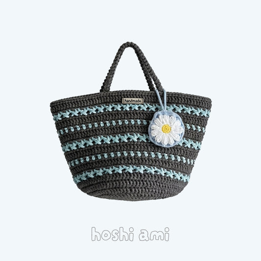 【手編みキット】綿100％  トワイライトバッグ （Twilight Bag）｜大人カラーのマルシェバッグ｜ブルーグレー｜ボトルホルダーにもなるデイジーチャーム付き｜編み方動画付き