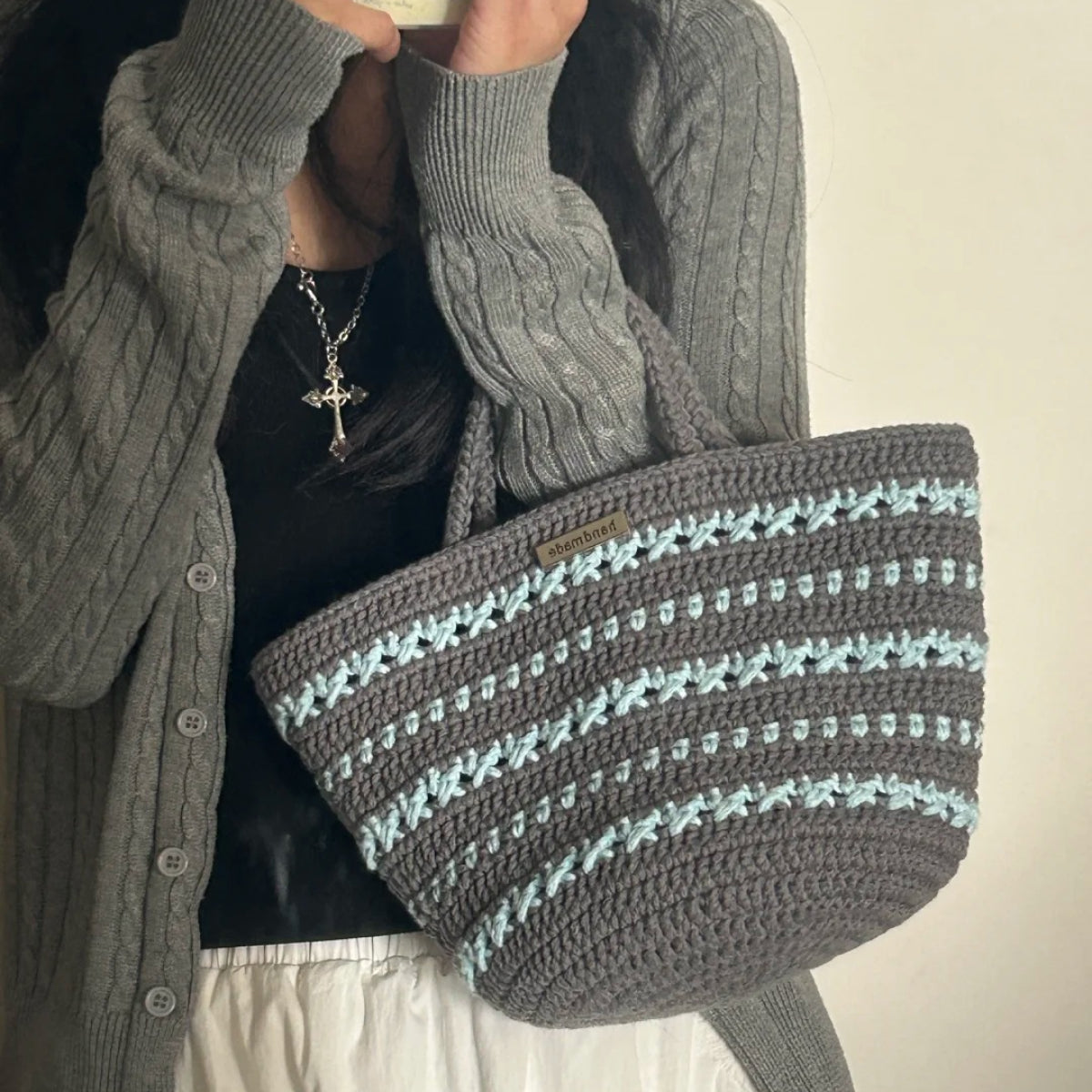【手編みキット】綿100％  トワイライトバッグ （Twilight Bag）｜大人カラーのマルシェバッグ｜ブルーグレー｜ボトルホルダーにもなるデイジーチャーム付き｜編み方動画付き