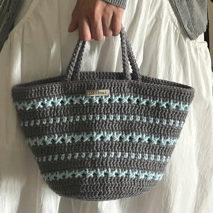 【手編みキット】綿100％  トワイライトバッグ （Twilight Bag）｜大人カラーのマルシェバッグ｜ブルーグレー｜ボトルホルダーにもなるデイジーチャーム付き｜編み方動画付き