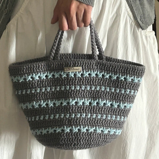 【手編みキット】綿100％  トワイライトバッグ （Twilight Bag）｜大人カラーのマルシェバッグ｜ブルーグレー｜ボトルホルダーにもなるデイジーチャーム付き｜編み方動画付き