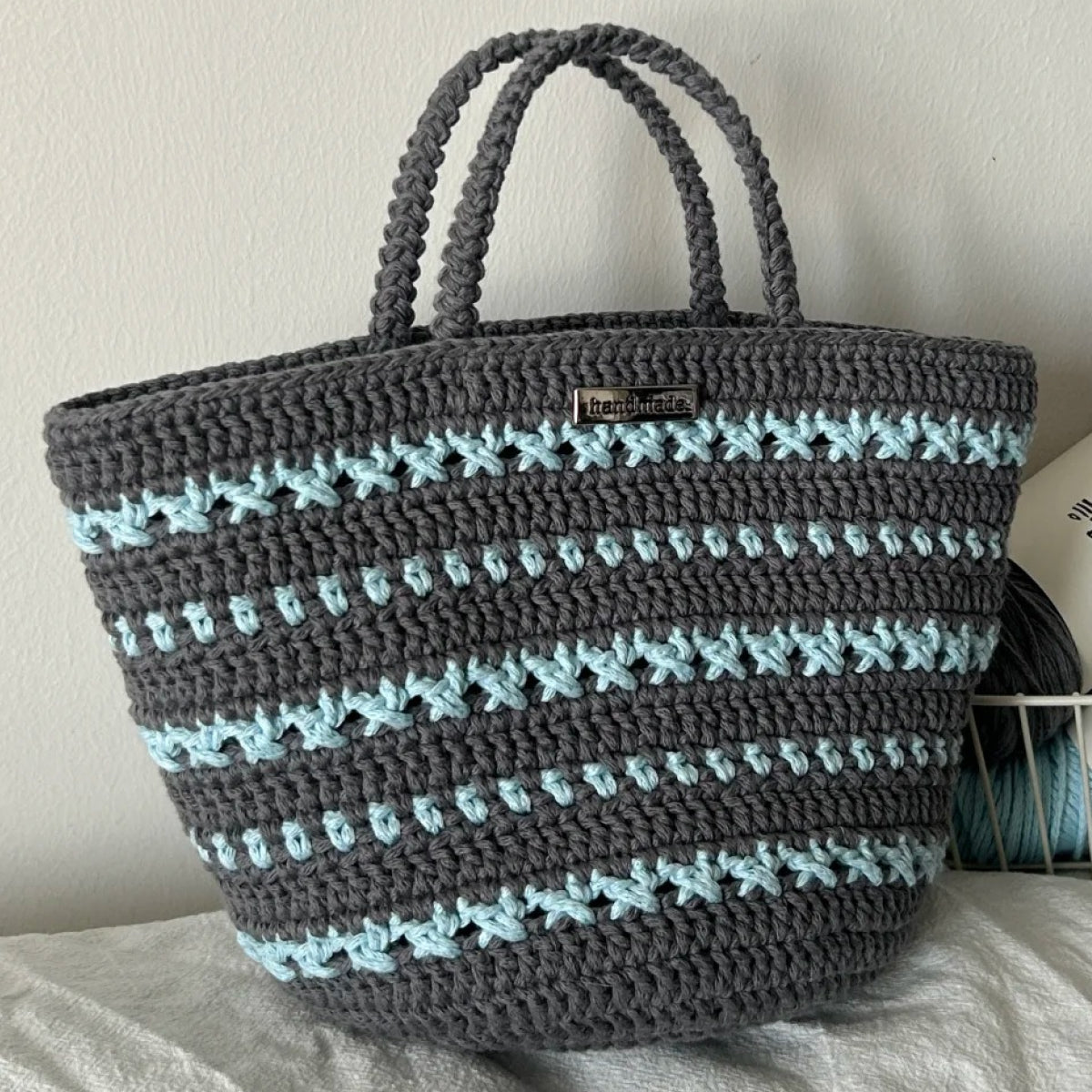 【手編みキット】綿100％  トワイライトバッグ （Twilight Bag）｜大人カラーのマルシェバッグ｜ブルーグレー｜ボトルホルダーにもなるデイジーチャーム付き｜編み方動画付き