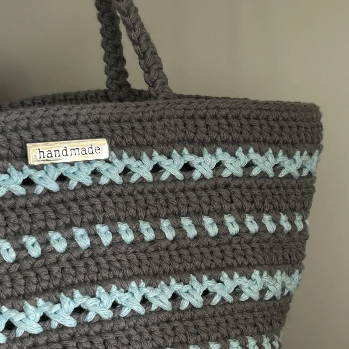 【手編みキット】綿100％  トワイライトバッグ （Twilight Bag）｜大人カラーのマルシェバッグ｜ブルーグレー｜ボトルホルダーにもなるデイジーチャーム付き｜編み方動画付き